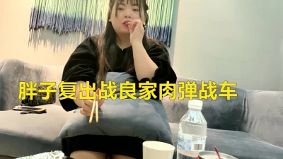 精彩4P露脸被两个大哥蹂躏的小少妇口交大鸡巴让大哥捆绑玩弄滴蜡左右一起吃奶子