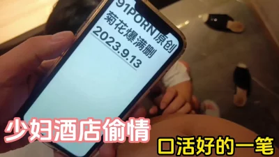 大神尾随偷拍两个美女裙底风光花长裙少妇性感透明粉内和老公逛商场的白裙小少妇性感透明白内