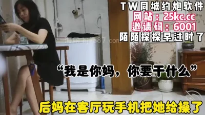 023新流出黑客破解家庭网络摄像头偷拍模特身材美女洗完澡在简陋客厅擦身整理头发