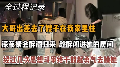 美女模特被色魔摄影师套路穿上开档丝袜慢慢脱下内裤露出小鲍鱼